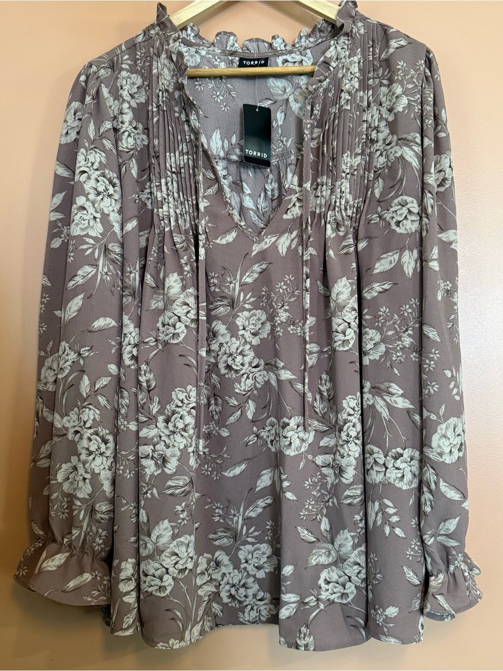 Torrid Women’s 1X Deep Taupe Floral Peasant Blouse Tie Neck Pintuck Boho NWT